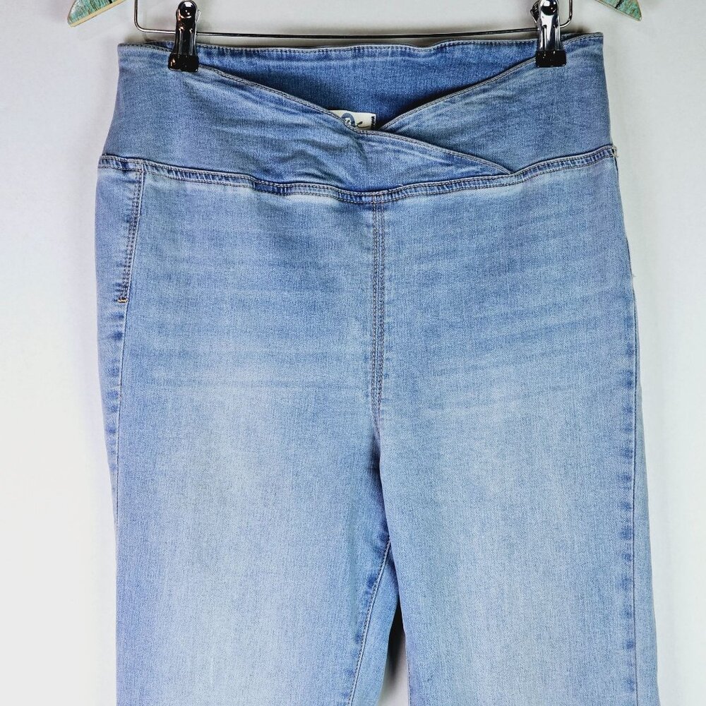 We the FREE PEOPLE Women's Venice Beach Flare Jean Pull-on, Size 30 - Picture 3 of 8